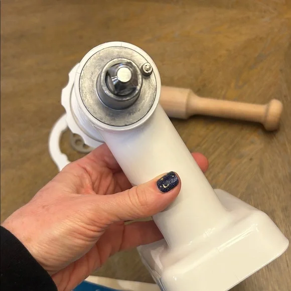 Vintage KitchenAid White Food Grinder Attachment - Picture 4 of 7